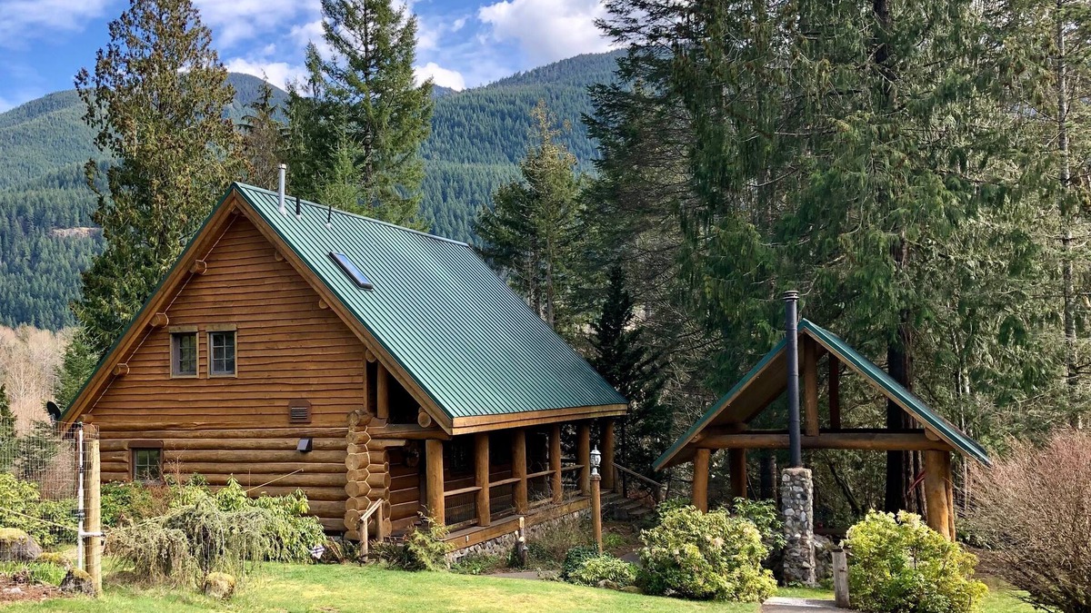 Randle Cabin | Hand-Scribed Log Home Pet-friendly, Hot Tub, AC, WIFI, Seasonal River Access