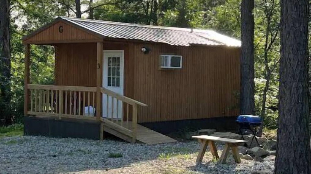 Kirby Cabin | Handicap-Accessible Cabin Near Kirby Landing & Lake Greeson – Pet-Friendly