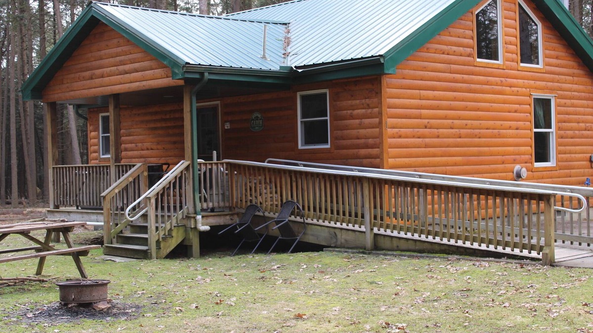 Clarington Cabin | Handicap Cabin with hot tub ~ NO PETS