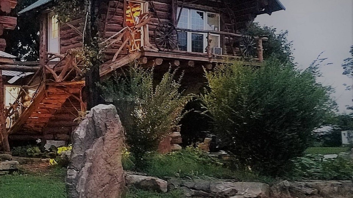 Saint Joe Cabin | Handmade Arkansas Red Tree Treehouse