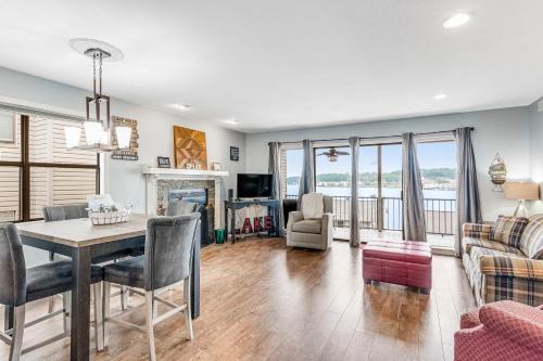 Lake Hamilton Apartment | Hands Down