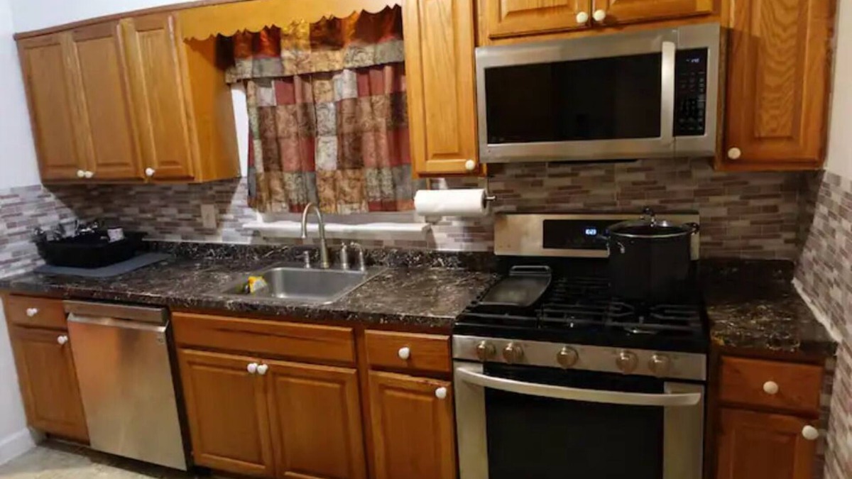New Carrollton House | Handsome Home - 4 minutes close to Metro