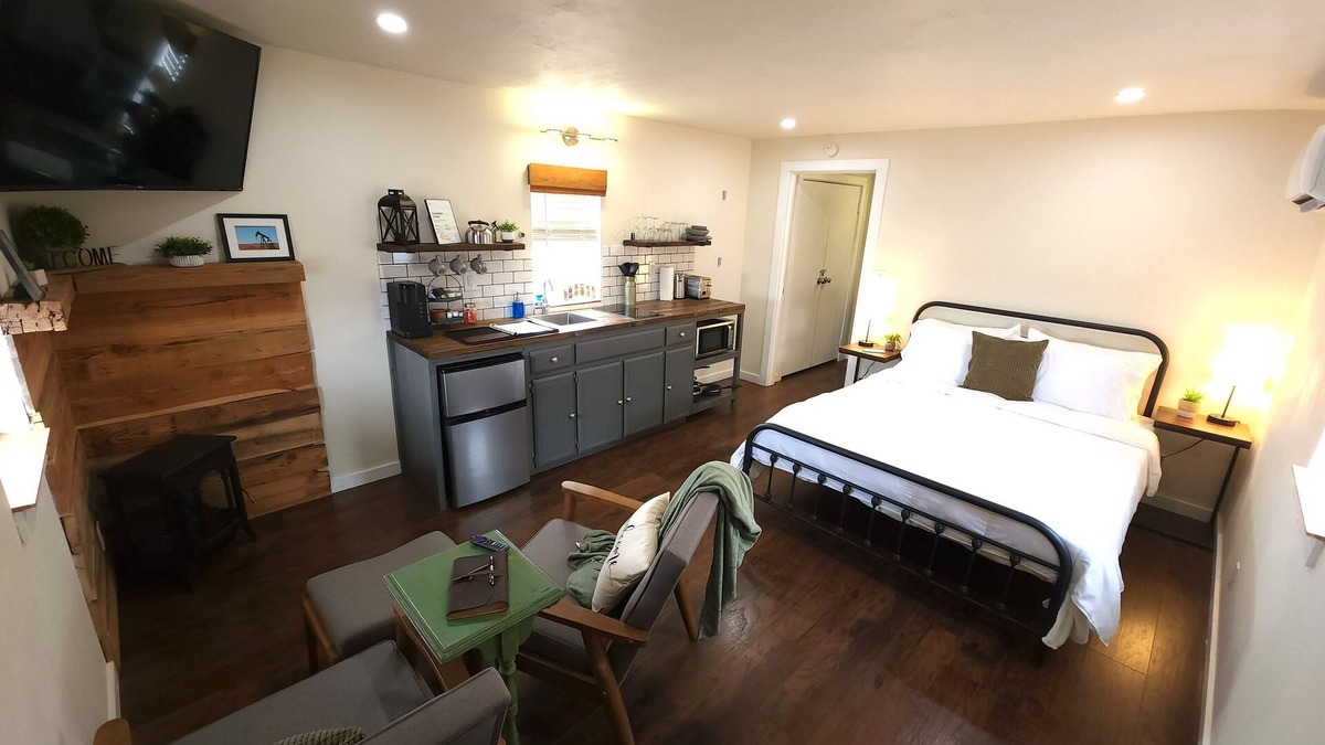 Electra Cottage | Handsome Modern Rustic Studio Cottage!
