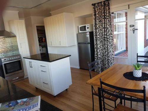 Timaru House | Handy Location - 3brd home!