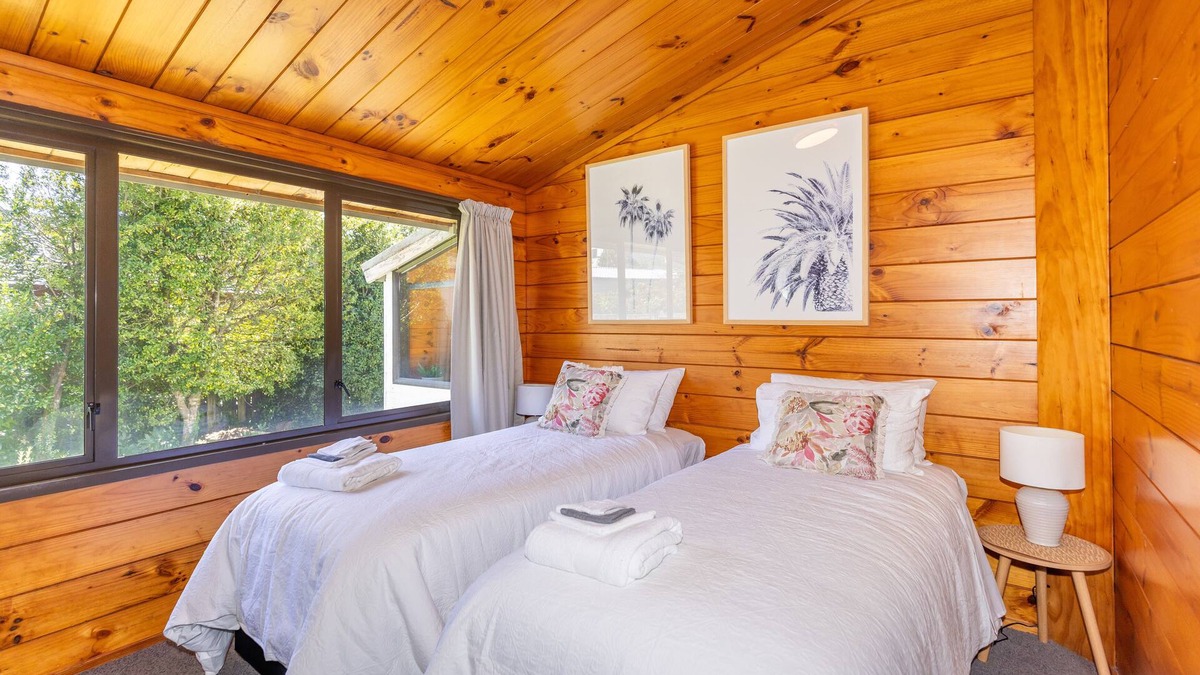 Hamilton Lake House | Handy to Hospital. Entire home in Hamilton, New Zealand
