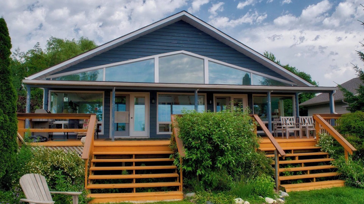 Dashwood Cottage | Hank's Lakefront Cottage: Lots Of Space And Ready For Your Lake Huron Vacation!