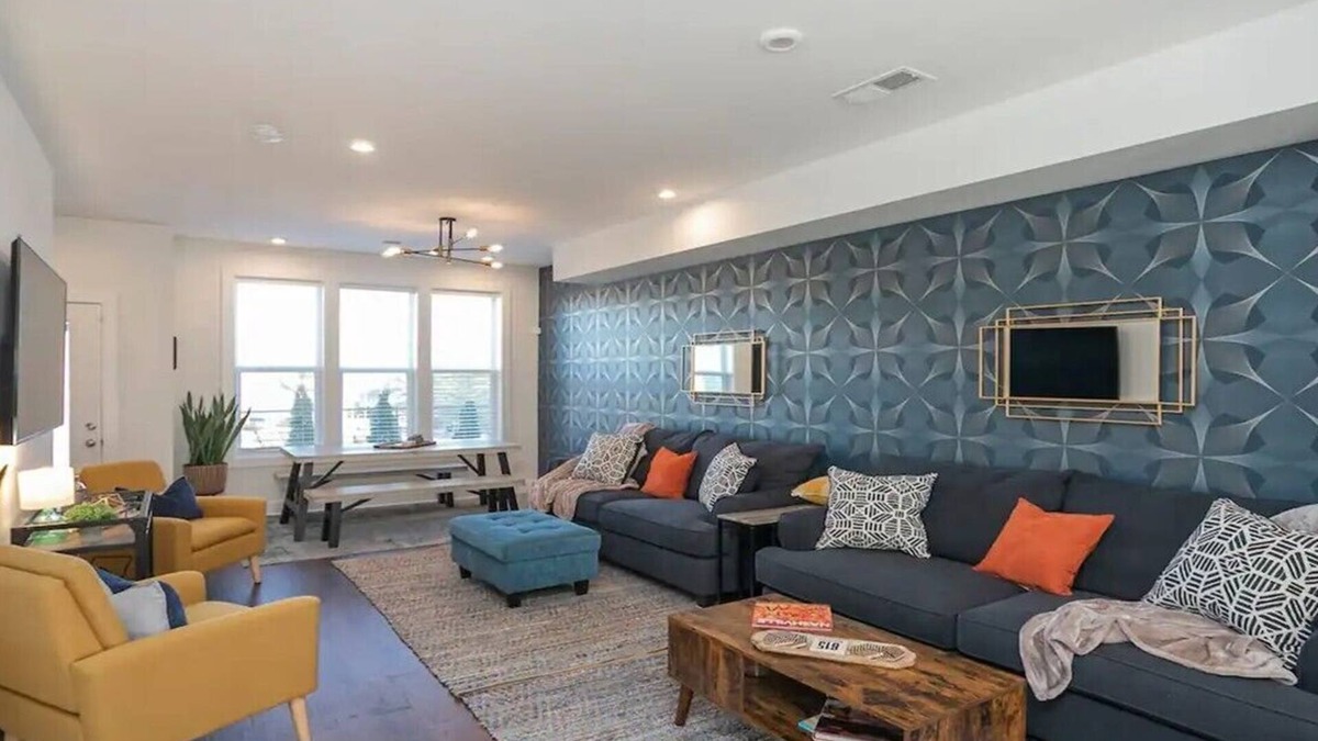 Madison House | "Hanks Hangout"-Modern 2/2.5 Bath/Rooftop Deck