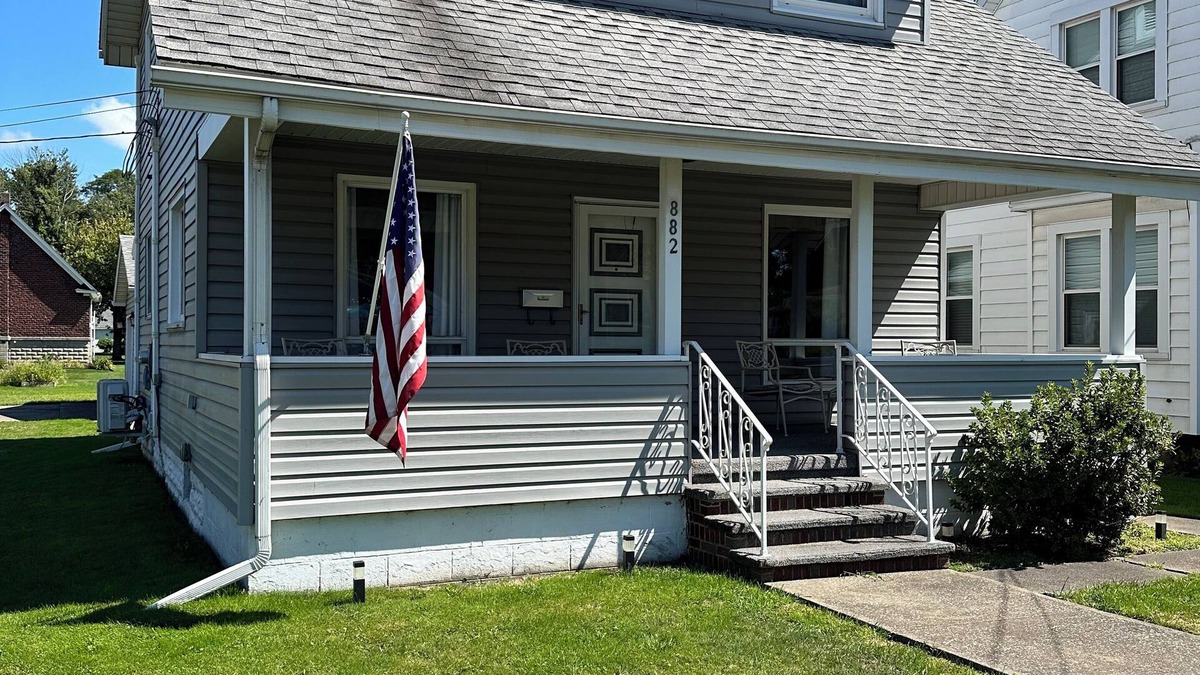 Conneaut House | Hanks Harbor, 1/4 mile from Marina and Beach