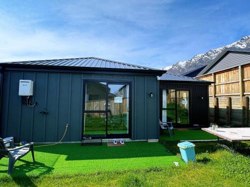 Kawarau Falls House | Hanleys Private Room near Ski Airport