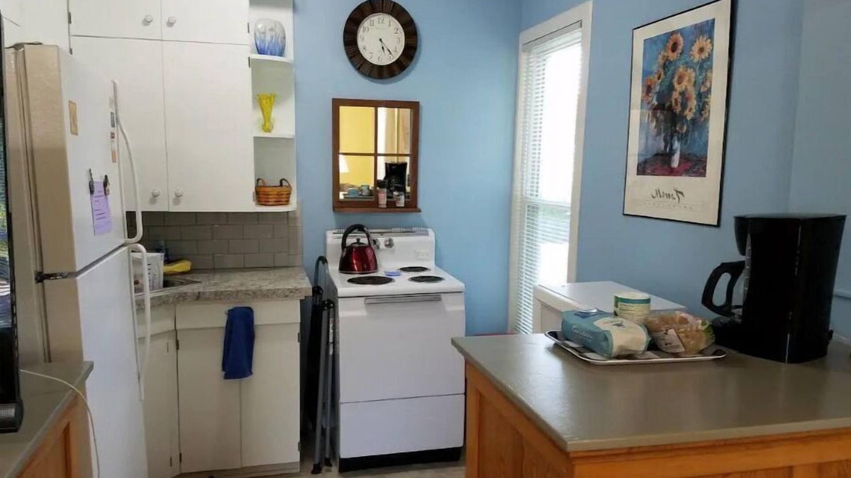 Topeka Apartment | Hannah's Haven - Private Apartment, Separate Entrance & Off Street Parkingn
