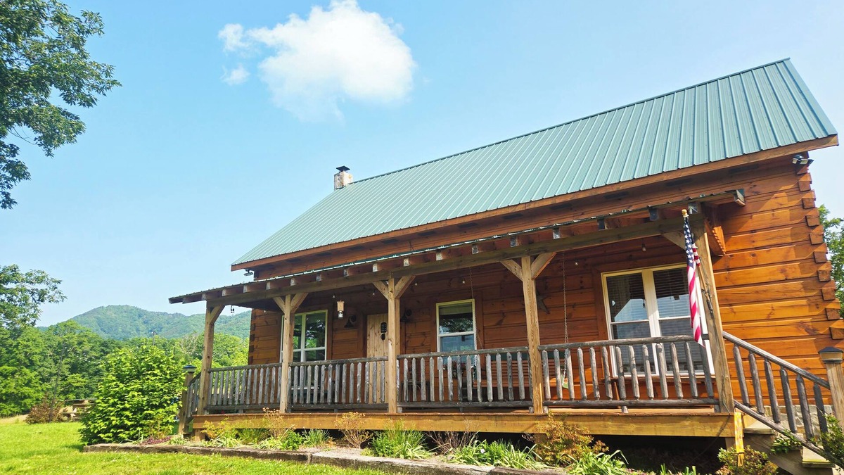 Vesta Cabin | Hannah's Hideaway - Sleeps 6, secluded cabin in Stuart with mountain views