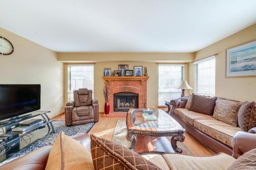 Bloomingdale House | Hanover Park Townhome with Grill 36 Mi to Chicago!