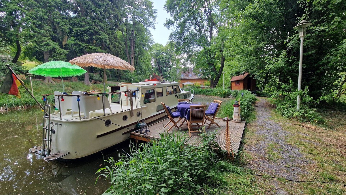 Hundsdorf Boat Rental | Hans im Glück, Stillgelegte Yacht aus den 1960-ziger Clamping der Besonderen Art