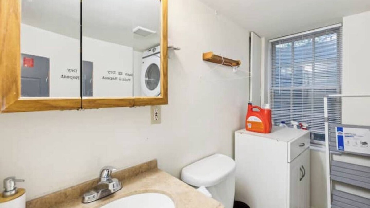 Hyattsville House | Hans' Villa - Charming 8 Bedroom Home with 2 Bathsnn