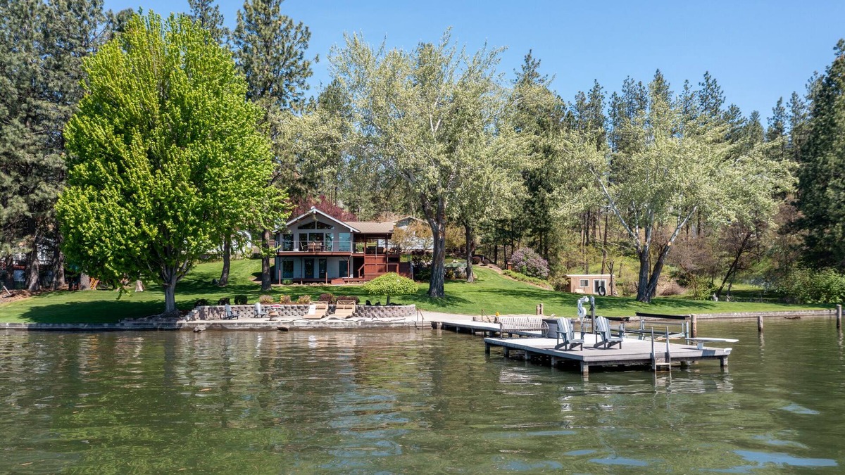 Nine Mile Falls Cabin | Hanson House on Long Lake - Pickleball - Private - BEST for family's -Lake Front