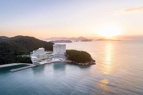 Jangmok-myeon Resort | Hanwha Resort Geoje Belvedere