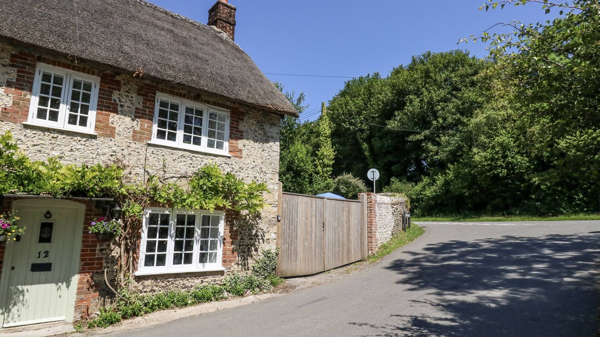 Piddlehinton Cottage | HAPPINESS COTTAGE, pet friendly, with a garden in Piddlehinton
