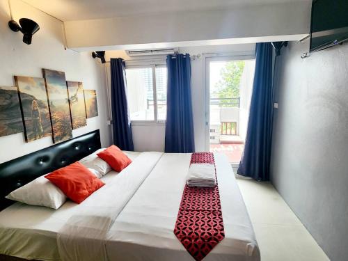 Phra Athit House | Happio Near Chabad House