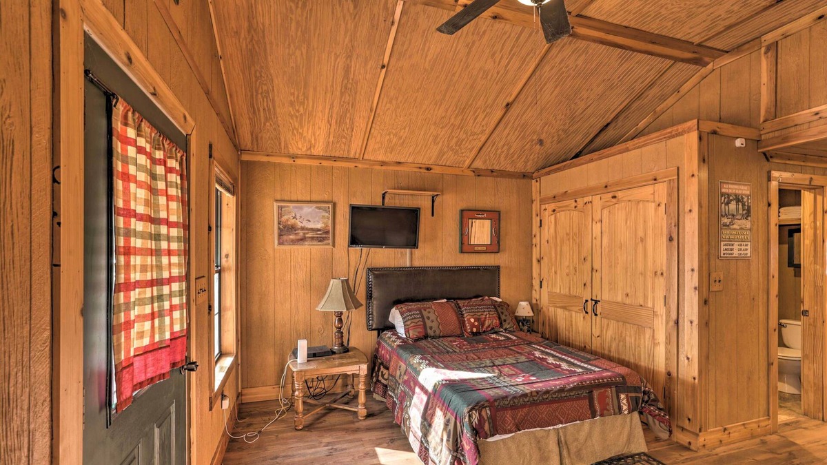 Chico Apartment | 'Happy Camper Log Cabin' in Lake Community!
