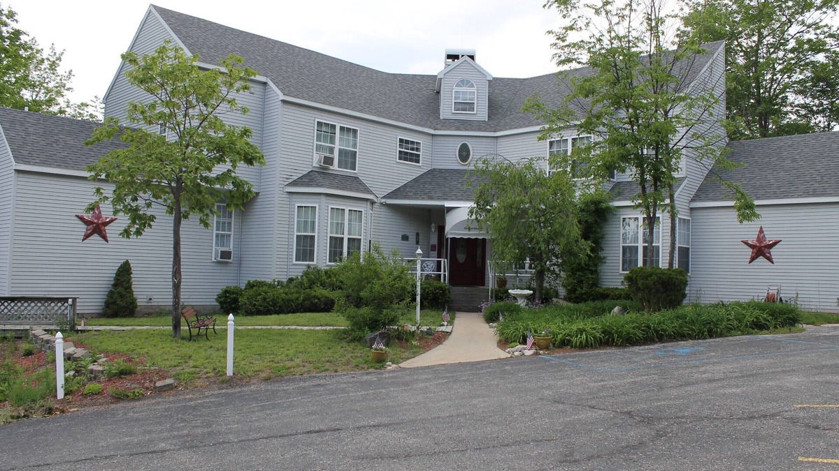 Harbor Springs House | Happy Days and Nights -Sunset House- A 4 bedroom mansion close to skiing.