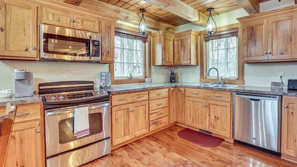 Dundee Cabin | 'Happy Haven Hill' Cabin w/Patio & Fire Pit!