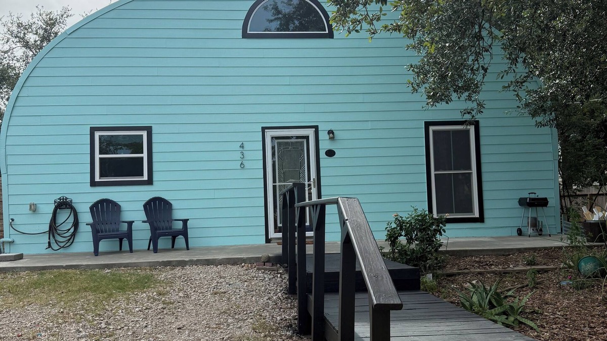 San Leon House | Happy Hideaway: Fun & Unique Stay in San Leon