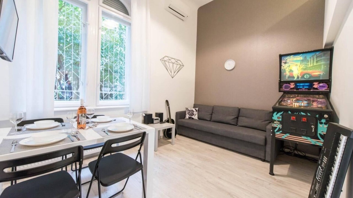 Nepszinhaz negyed Apartment | happy home Budapest DIAMOND Central located apartment with 80 039 s pinball machine