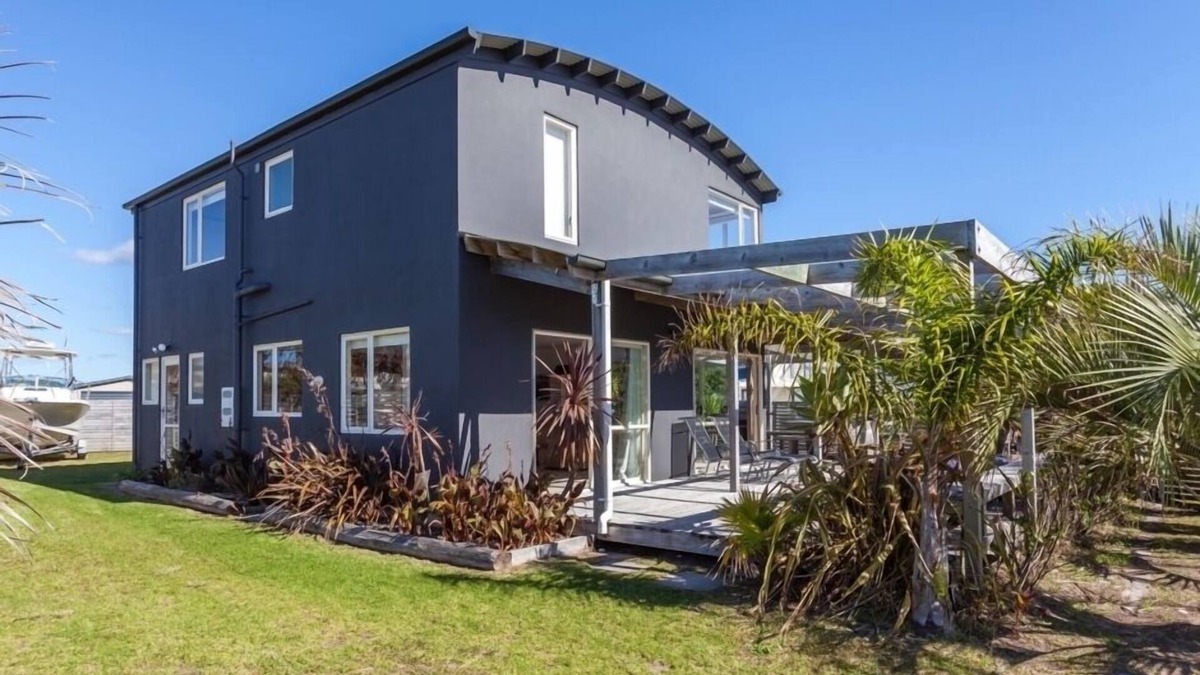 Matarangi House | Happy Hour - 24/7 - two minute walk to the beach
