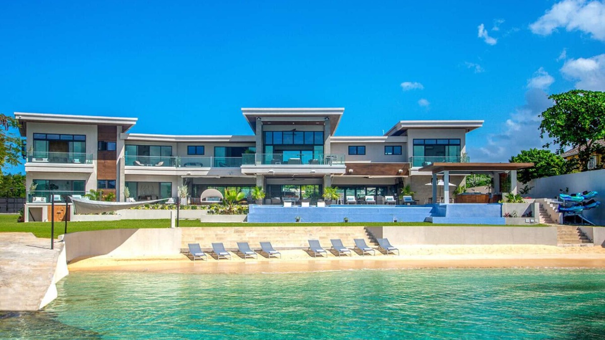 Discovery Bay Villa | Happy Hour - Luxury Villa