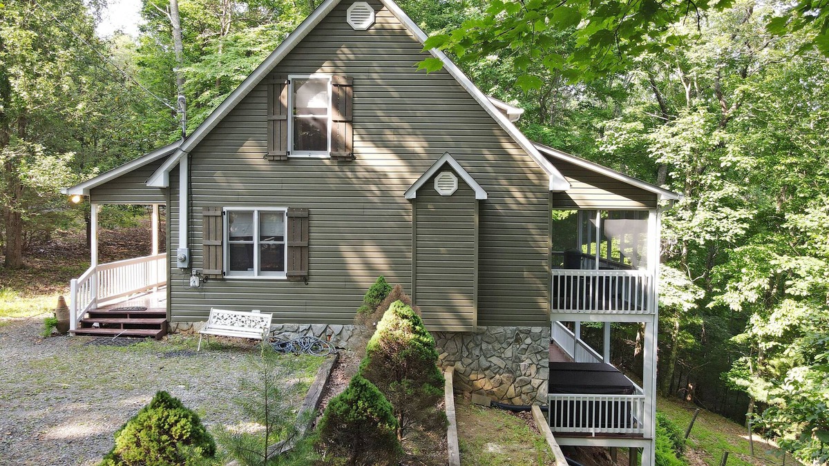 Walnut Mountain Cottage | Happy Place in Walnut Mountain Resort with pool & hiking trails