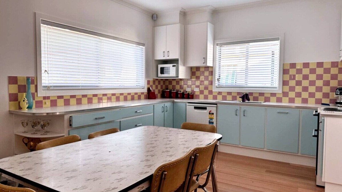 Shepparton South House | Happy Stays - Retro Haven