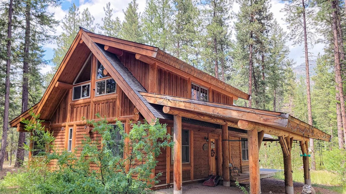 Mazama Cabin | Happy Trails: woodland retreat with sauna and deck