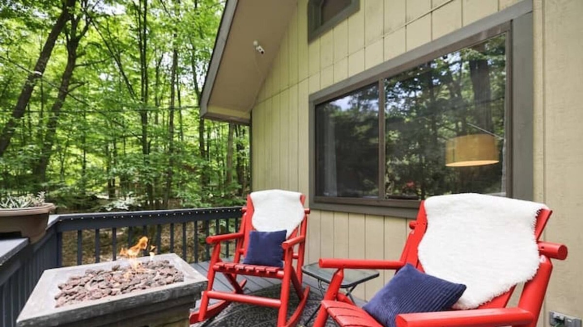 Lake Ariel Cabin | Happy Trees Cabin -8 FREE pool passes- firepit-games Lake Ariel- Hideout
