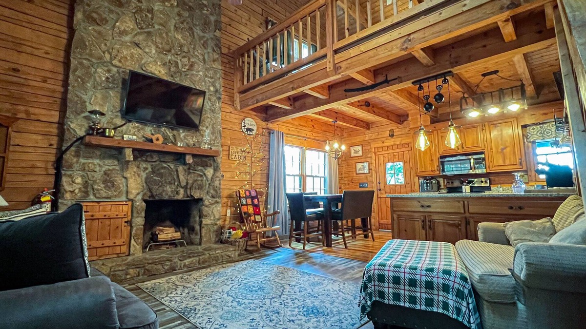 Pine Mountain Valley Cabin | Happy’s Hideaway - Hot Tub!