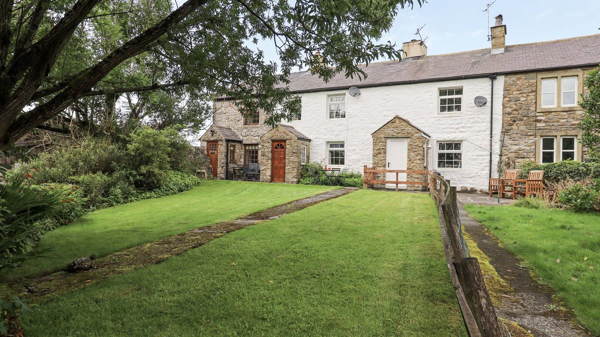 Horton in Ribblesdale Cottage | HARBER SCAR, pet friendly, with open fire in Horton-In-Ribblesdale
