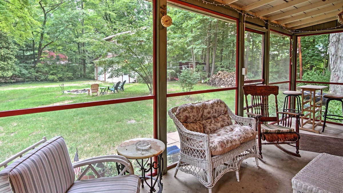Harbert Cottage | Harbert Cottage w/Fire Pit: Half Mile to Beach!