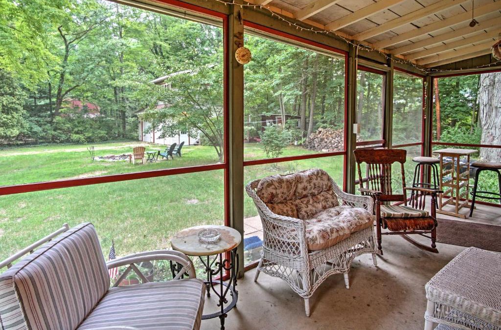 Harbert House | Harbert Cottage with Fire Pit Half Mile to Beach!