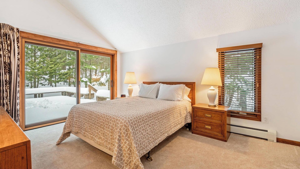 Harbor Springs Condo | Harbor Cove 78- Harbor Springs Condo with private beach & close to skiing
