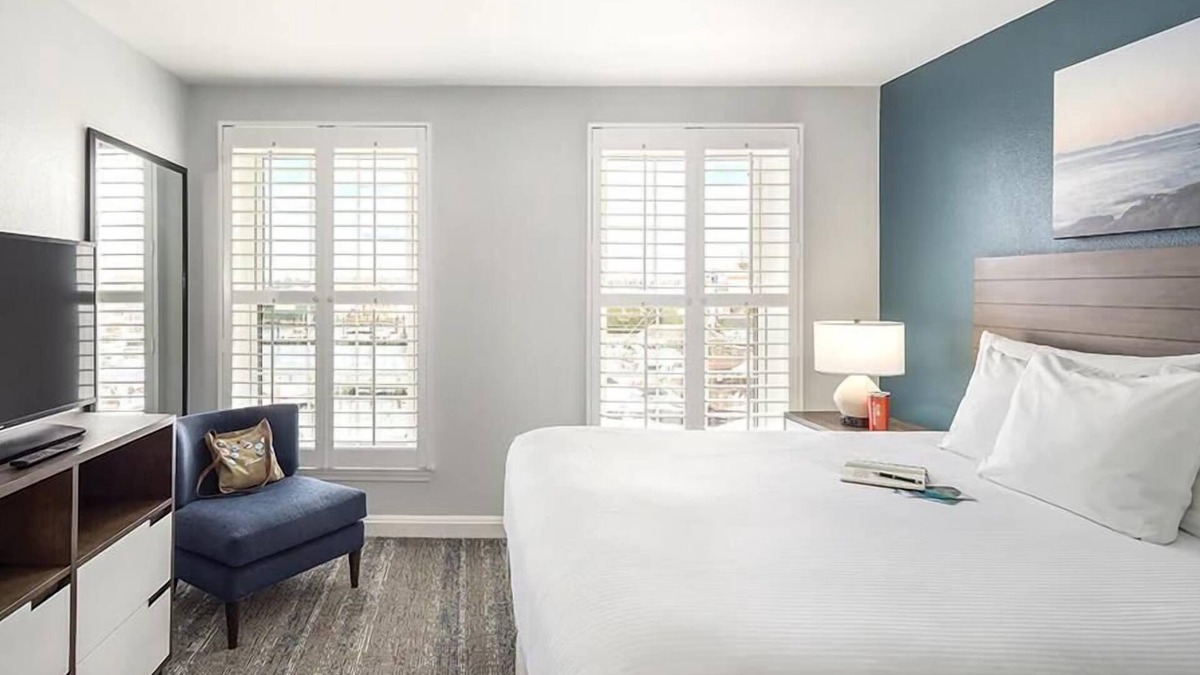 Yachting Village Resort | HARBOR FRONT Resort on Thames St close to Shops & Bars!