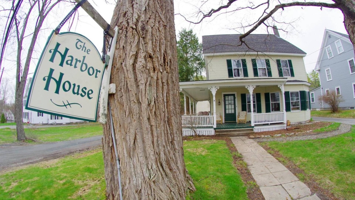 Sunapee House | Harbor House: Sleeps 20, Fireplace, 2 TVs, 2 kitchens, walk to restaurants/bars