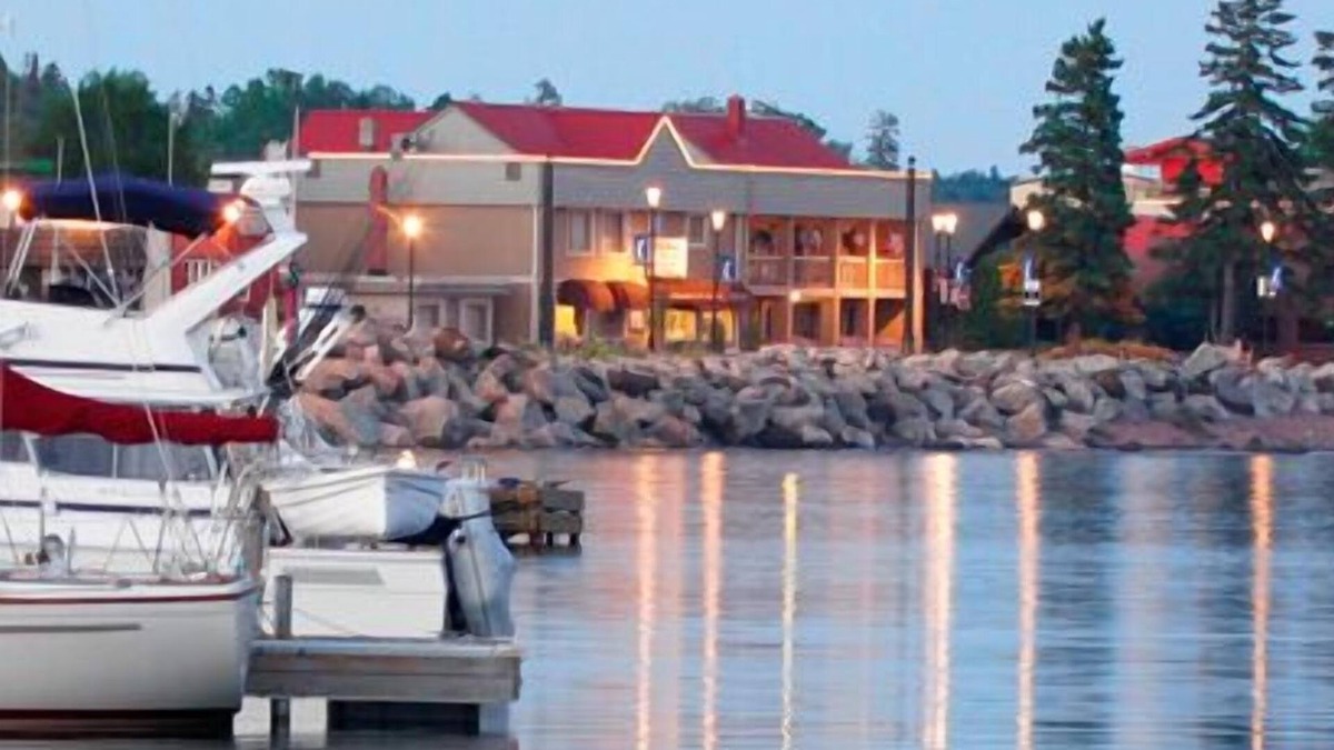 Grand Marais Hotel | Harbor Inn Self Check-in Hotel