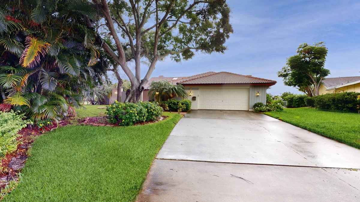 St. Petersburg - Clearwater House | Harbor Isle Waterfront Retreat | Home Office & Private Pool | Kayaks & Canoe