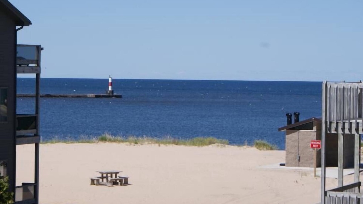 Frankfort Hotel | Harbor Lights Resort