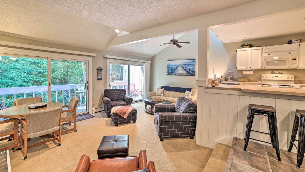 Harbor Springs Condo | Harbor Springs Condo w/Fireplace Near Skiing!