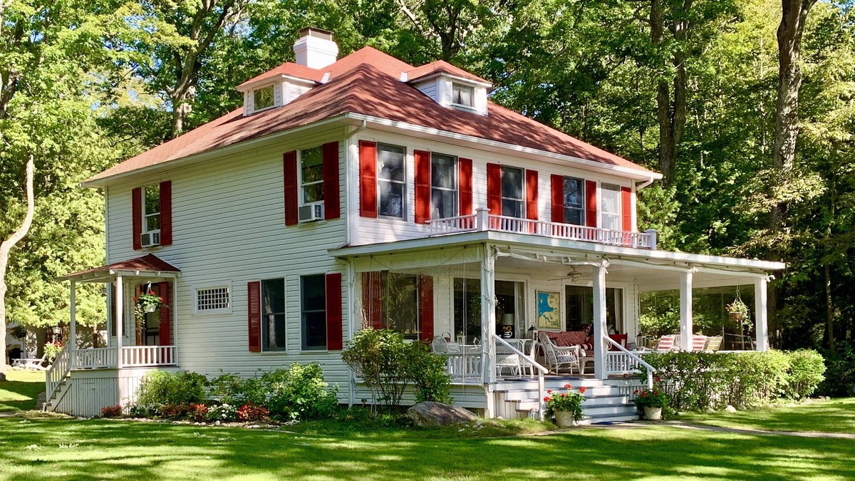 Idylwilde Cottage | Harbor Springs Lakefront Cottage with Beach