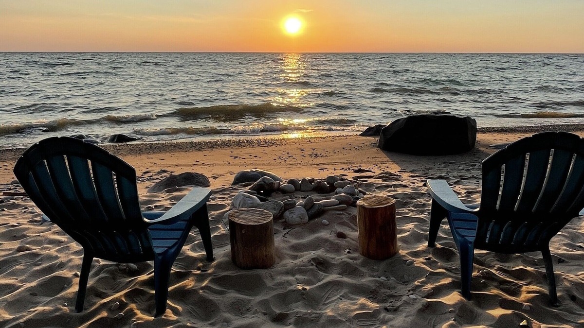 Harbor Springs House | HARBOR SPRINGS 🏖 LAKE MICHIGAN DIRECT WATERFRONT BEACH ⛱ TUNNEL OF TREES M119