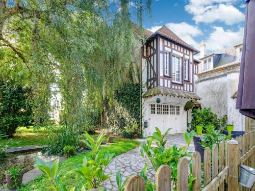 Isigny-sur-Mer House | Harbor View Hideaway