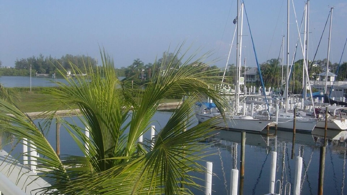 Englewood Condo | Harborfront Condo only 26. View boat activity from lanai.Pool on the harbor