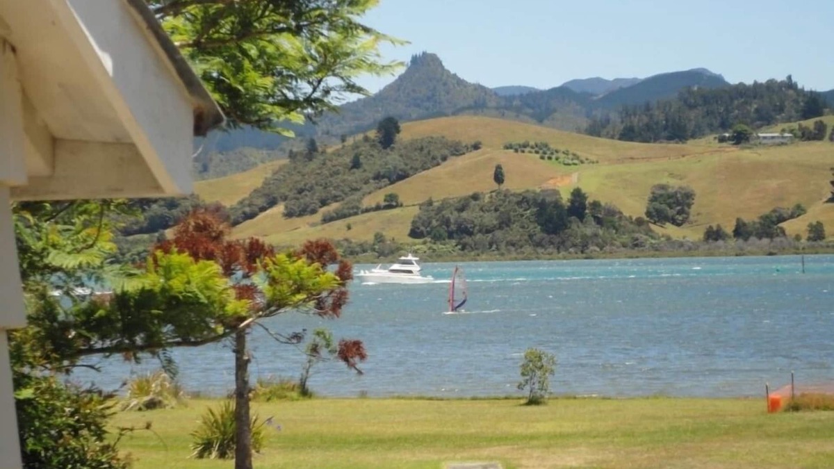 Pauanui House | Harbour Edge Bach for you
