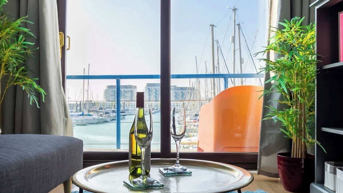 Seafront Boat Rental | Harbour Hideaway - Free Parking